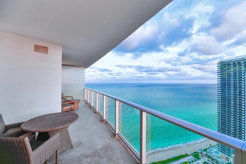 Natural landscape, View (from property/room), Balcony/Terrace, Seating area, Sea view