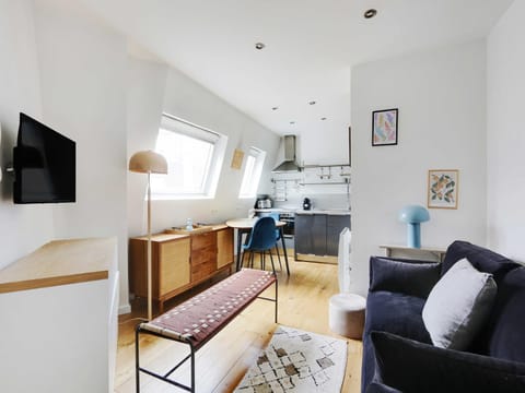 TV and multimedia, Kitchen or kitchenette, Living room, Dining area