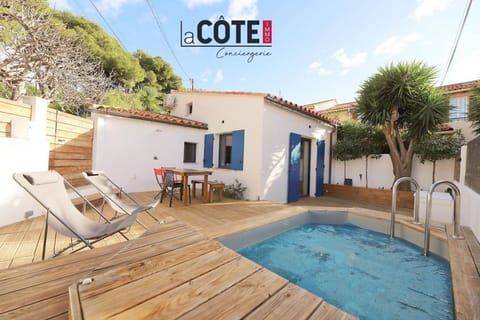 Property building, Patio, Pool view, Swimming pool, sunbed