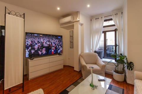 TV and multimedia, Living room, Seating area, air conditioner