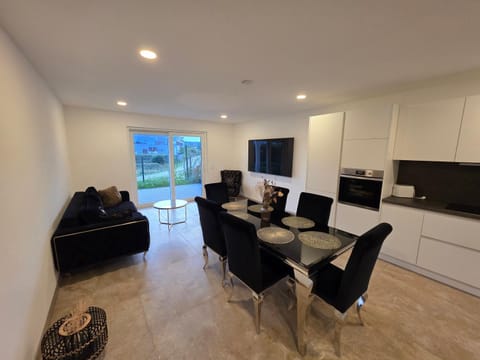 TV and multimedia, Kitchen or kitchenette, Living room, Seating area, Dining area, Evening entertainment, minibar, pet friendly