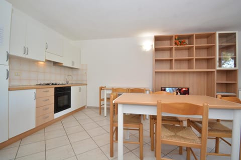 Kitchen or kitchenette, Dining area, pet friendly, stove