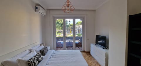 Bed, TV and multimedia, Photo of the whole room, Bedroom, air conditioner
