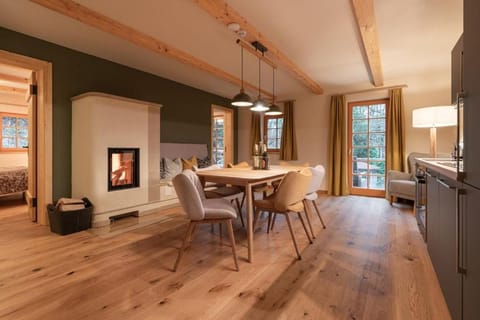 TV and multimedia, Kitchen or kitchenette, Living room, Seating area, Dining area, stove