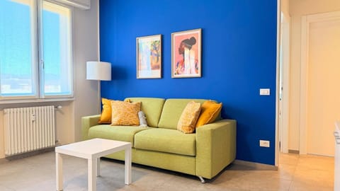 Living room, Seating area, internet