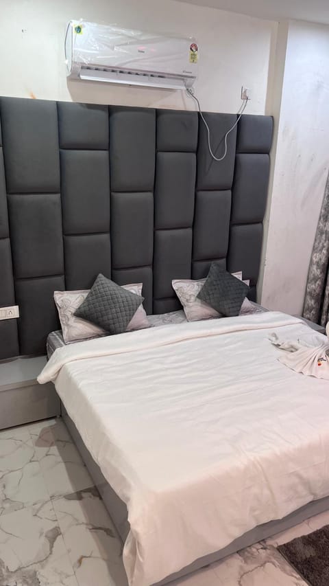 Bed, Photo of the whole room, Bedroom, towels, air conditioner