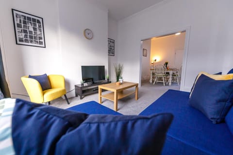 TV and multimedia, Living room, Photo of the whole room, Seating area, Evening entertainment