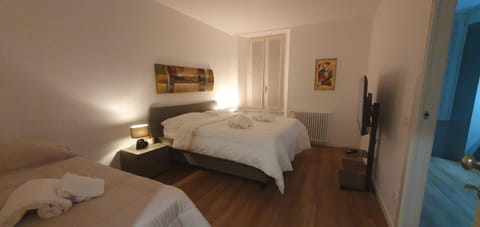 Bed, TV and multimedia, Photo of the whole room, Bedroom, towels