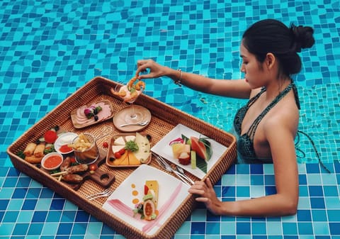 People, Food and drinks, Food, Pool view, Pool view, Swimming pool, Swimming pool, Breakfast, Continental breakfast, Lunch, Dinner, Drinks, group of guests