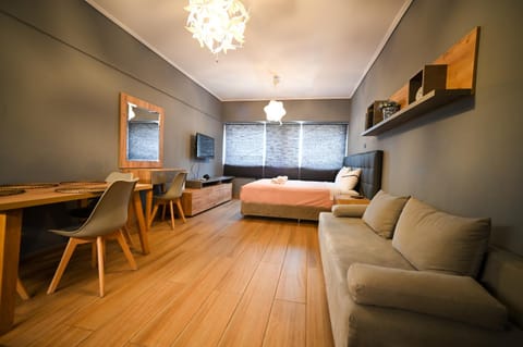 Bed, Photo of the whole room, Seating area, Dining area, Bedroom