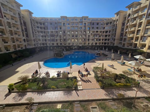 Property building, Patio, Day, People, Evening entertainment, Pool view, Swimming pool, Swimming pool, Location, group of guests, sunbed