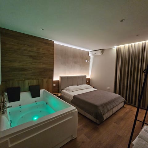 Hot Tub, Bedroom