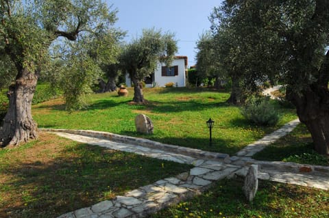 Property building, Facade/entrance, Garden, Garden view