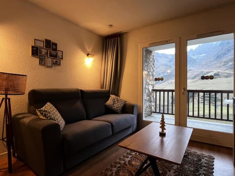 Bed, Living room, Bedroom, fireplace, furniture, kitchen