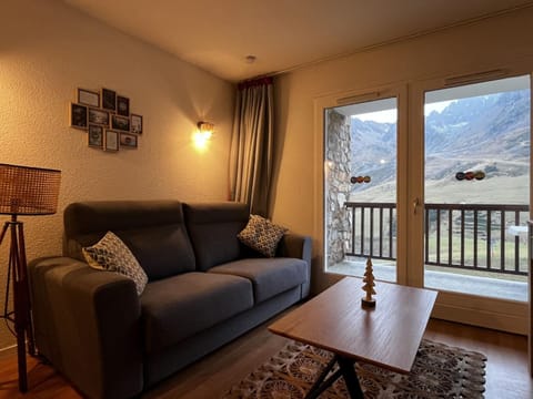 Bed, Living room, Bedroom, fireplace, furniture, kitchen