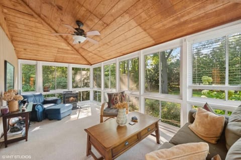 The Hideaway House - Private Peaceful Cozy House in Grand Beach