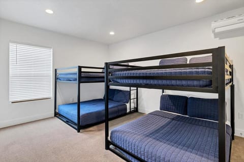 Newly furnished 5BD 4BA Townhome The Vue 30 House in St George