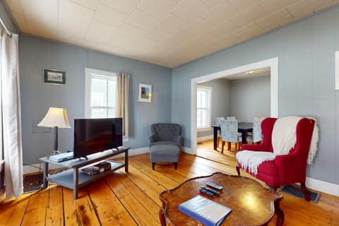 Green Door Cottage House in Weston