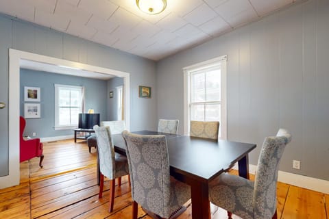 Green Door Cottage House in Weston