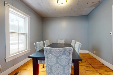 Green Door Cottage House in Weston