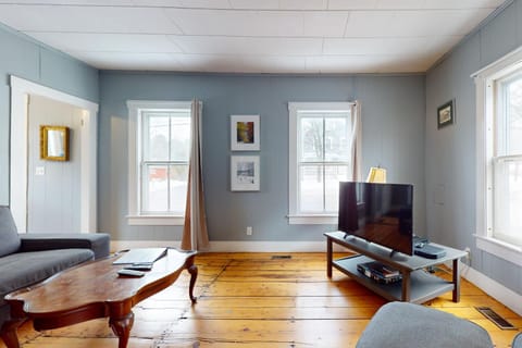 Green Door Cottage House in Weston