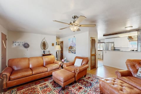 Hummingbird Retreat House in South Fork