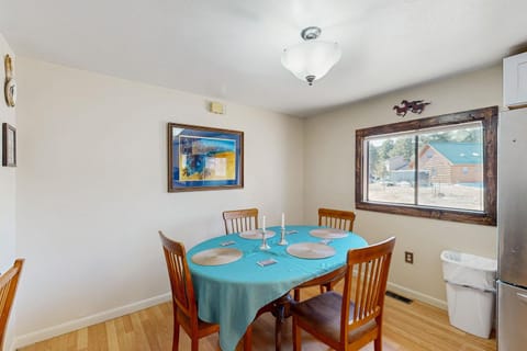 Hummingbird Retreat House in South Fork