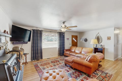 Hummingbird Retreat House in South Fork