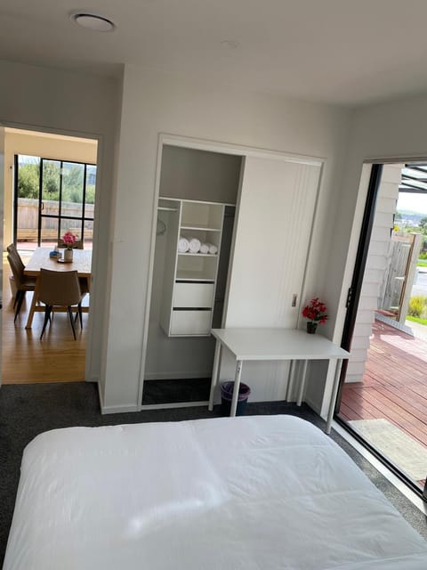 Bed, Photo of the whole room, Dining area, Bedroom