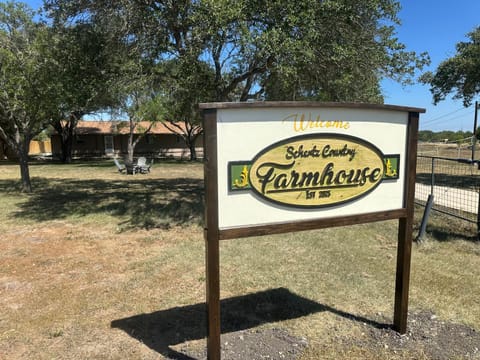 Schertz Country Farmhouse on 1 acre with Gameroom House in Schertz