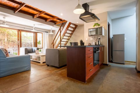 TV and multimedia, Kitchen or kitchenette, Living room, Seating area, Dining area, oven