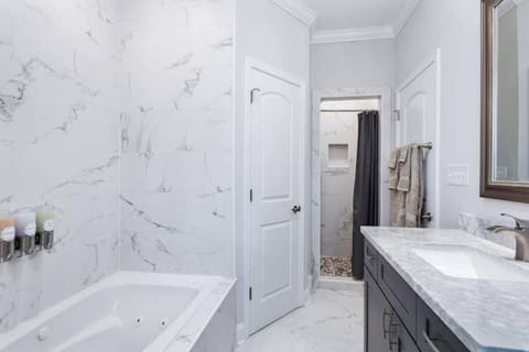 Chic 5 Bedroom Home Near French Quarter House in New Orleans