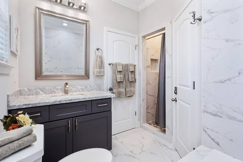 Colorful 5 Bedroom Home near Superdome House in New Orleans