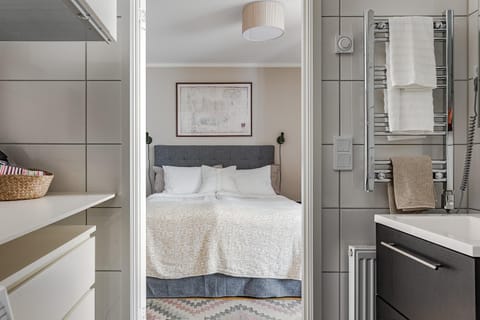 Bed, Bathroom, Bedroom, towels, washing machine, dryer