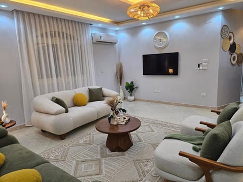 Communal lounge/ TV room, TV and multimedia, Living room, Seating area, air conditioner