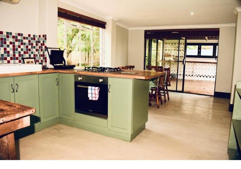 Restaurant/places to eat, Kitchen or kitchenette, Bedroom, Parking