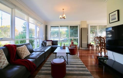 Communal lounge/ TV room, TV and multimedia, Living room, Seating area, Evening entertainment