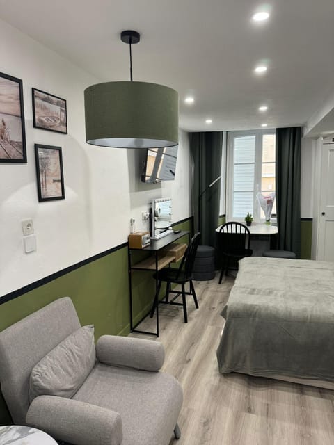 Bed, TV and multimedia, Living room, Seating area, Dining area, Bedroom