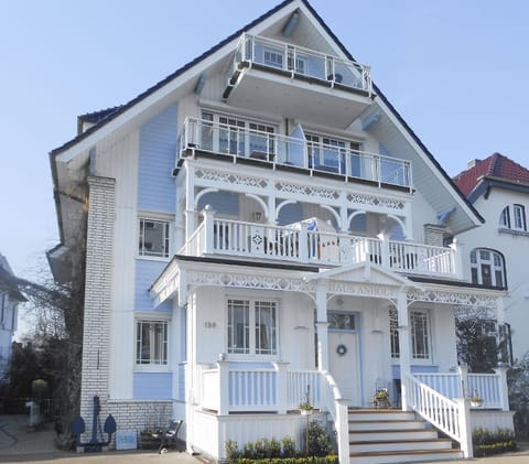 Property building, Facade/entrance, pet friendly