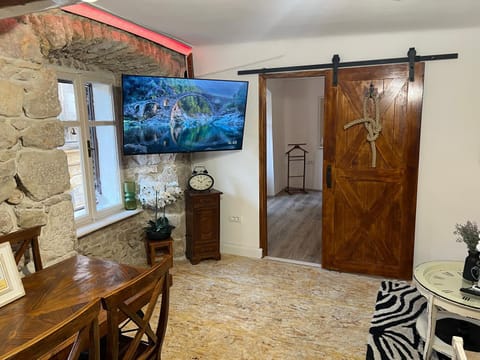 TV and multimedia, Seating area, Dining area