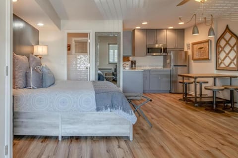 Urban Hideaway Cozy Studio with Pool Access Apartment in Berry Hill