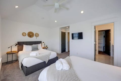 Ten Minutes to Broadway Stunning Townhome House in Nashville