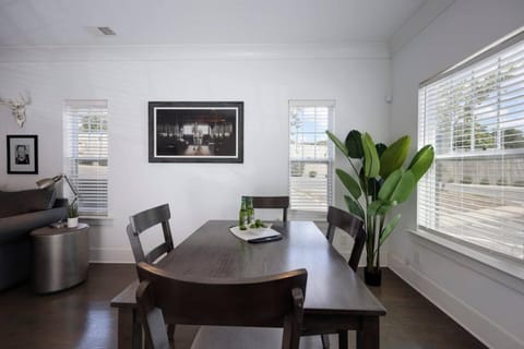 Ten Minutes to Broadway Stunning Townhome House in Nashville