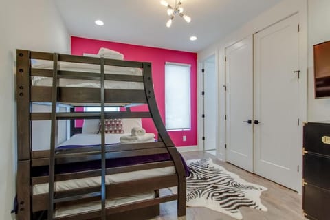 Slick Top Floor Deck Walk to Gulch and Downtown House in Nashville