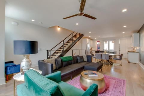Slick Top Floor Deck Walk to Gulch and Downtown House in Nashville