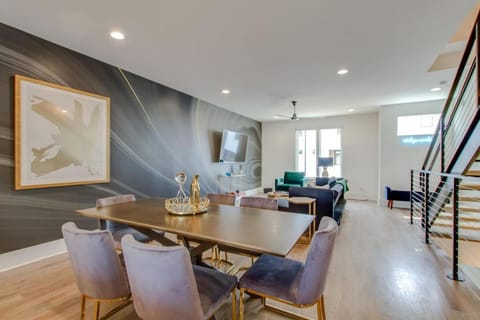 Slick Top Floor Deck Walk to Gulch and Downtown House in Nashville