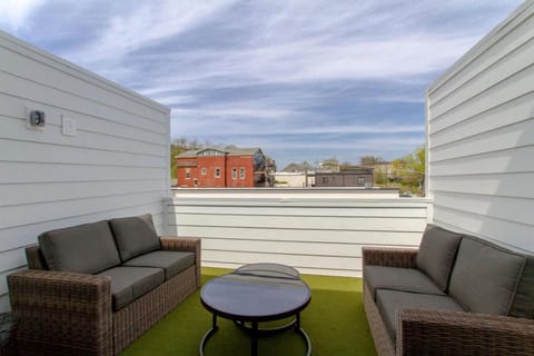 Slick Top Floor Deck Walk to Gulch and Downtown House in Nashville