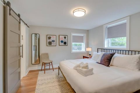 Spacious and Peaceful Historic Franklin Quadplex House in Brentwood