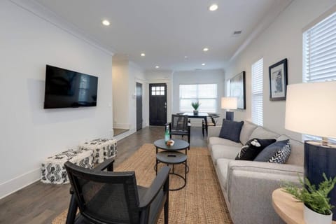 Ten Minutes to Broadway Music City Modern Townhome House in Nashville