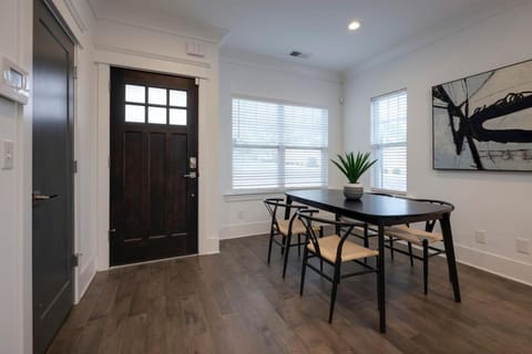 Ten Minutes to Broadway Music City Modern Townhome House in Nashville